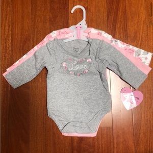 New Baby girl onesie set of 3-6 months 
New with tag 
Smoke free pet free home